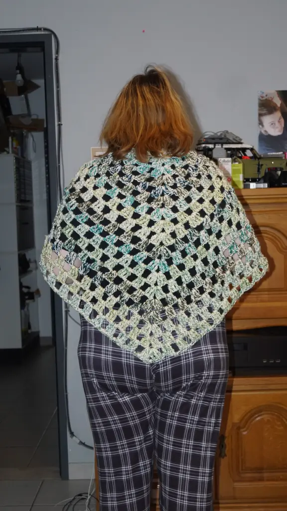 [DMR-DS-1] Crocheted Triangle Shawl (Chunky Granny)